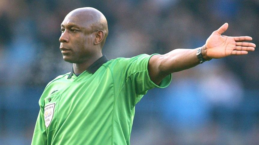Uriah Rennie Mengenang Wasit Ikonik temp